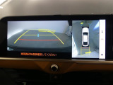 パノラミックビューモニター・車両を植えから見たような映像をナビ画面に表示します、車両周辺の状況をリアルタイムで表示し周囲の安全確認をサポートします。