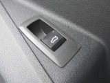 電動リアゲート装備です。バンパー下でのキックスイッチも装備されております。