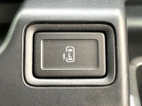 【パワースライドドア】スマートキーや運転席のスイッチでスライドドアの開閉が可能♪電動だから力を入れてドアを開ける必要が無く、小さいお子様でも、重い荷物を持っている時もラクに開け閉めできます♪