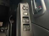 パワーウィンドウのスイッチですよ。 運転席に居ながら窓を開け閉めのコントロールできますよ。