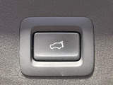 【パワーバックドア】スマートキーや運転席のボタンを押すだけでリアゲートが自動で開閉します!荷物を持っている時や、高い位置にあるバックドアを閉める際に便利な機能です♪