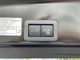 【 パワーバックドア 】荷物を抱えた状態でもスイッチ操作によるリアゲートの開閉が可能です☆お買い物時やアウトドアの際に役立ちますね♪//
