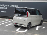 全周囲カメラが付いています。後ろはもちろん隣の駐車ラインまで見れますので車庫入れが簡単で楽しくなりそうです。