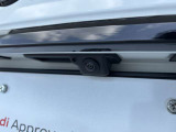 ●リアビューカメラ『入車経路を算出し、ガイドラインと補助線をディスプレイに表示します。同時にバンパーに内蔵のセンサーが障害物を感知し音で注意を促します。後方の死角も安心していただけます。』