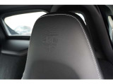 ポルシェクレスト エンボス加工ヘッドレスト装備です。