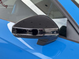 ●アウディサイドアシスト『後方の死角を並走する車両を検知しドアミラーの内側のLEDが点灯。ドライバーに注意を促し事故を未然に防ぐシステムです。』