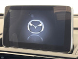 【マツダコネクトナビ】車内の雰囲気にマッチした一体型タイプのナビ。各種車輌設定やBluetooth再生等、様々な機能が楽しめます。直感的なダイヤル操作が可能で、使い勝手も良好です。