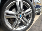 ●純正18インチアルミホイール:輸入車ならではの卓越した走りを支えるホイールと足回りです!日本車の走りに慣れている方にもぜひ体感して頂きたいほど、高いレベルでまとまっています!