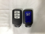 スマートキーを装備しています。鍵を差し込むことなくドアロックの開け閉めと、スタートボタン操作でのエンジンスタートができます。ボタン操作でトランクが開けられるトランクオープナーもついています。