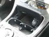 ドリンクホルダーや小物入れがあります。キレイなお車は気持ちがいいです^^