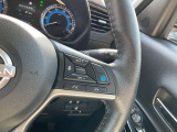 プロパイロットのセットは、親指だけの2ステップでOK!車線をキープし、リーフがアクセル、ブレーキ、ステアリングをコントロールして、前車との車間距離を保つ手助けをします。