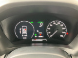 ホンダセンシング装着車となっております。衝突軽減ブレーキ、誤発進抑制機能、歩行者事故低減ステアリング、路外逸脱抑制機能、アダプティブクルーズコントロール、車線維持支援システム他、8つの機能で幅広く支援