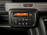 車内の温度を快適に調整するオートエアコンが標準装備されております。