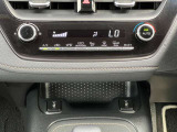 オートエアコンでお好みの温度設定ができます。下にはシートヒータースイッチがあります。