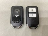 スマートキーを装備しています。鍵を差し込むことなくドアロックの開け閉めと、スタートボタン操作でのエンジンスタートができます。スペアキーも同じものを用意しております。