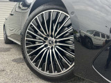 メルセデス・ベンツの定める厳しい基準をクリアしたお車のみをご案内させて頂きます。納車前整備はメーカー規定に基づき最大100項目にも及ぶ点検を熟練のメカニックによって行いご納車させて頂きます。
