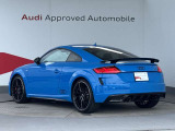 立体的にデザインされたテールライトとそれらを結ぶLED ブレーキライト、2 本出しのテールパイプがAudi TT の個性を際立たせます。