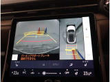 車両の前後左右に搭載したカメラから取り込んだ映像を合成し、車両を上から見た様な映像をナビゲーション画面に表示する事が出来る、パノラミックビューモニター装備