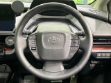【ステアリングヒーター】冬場に冷たくなりやすい革巻きステアリングを、スイッチ一つで素早く適温に!エアコンよりも早く温まってくれるので、寒い日の運転も快適になりますね♪