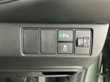 ホンダセンシング装着車となっております。衝突軽減ブレーキ、誤発進抑制機能、歩行者事故低減ステアリング、路外逸脱抑制機能、アダプティブクルーズコントロール、車線維持支援システム他、8つの機能で幅広く支援