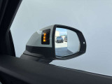 ●アウディサイドアシスト『後方の死角を並走する車両を検知しドアミラーの内側のLEDが点灯。ドライバーに注意を促し事故を未然に防ぐシステムです。』