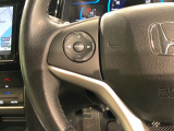 ステアリングにオーディオ操作スイッチが付いています。オーディオ画面に直接タッチしなくても操作が出来ますので、運転に集中できます。