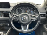 人間工学を駆使して設計された運転席は、ハンドルから手が届きやすい位置にスイッチ類が配置され、ロングドライブなども快適に楽しめます。