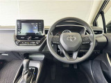 シンプルな運転席周りです。インパネ周りの各操作スイッチ類も使いやすいよう配置されています!