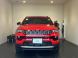 【フロントグリル】7スロットルグリルはJeep伝統の証です。SUVのみにこだわり続けている伝統あるJeep車へお乗り頂いてみてはいかがですか?