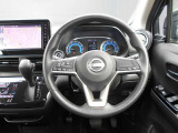 ステアリングハンドルです。オーディオコントロールスイッチが付いて運転中でも手元でオーディオの操作が出来て便利ですよ。