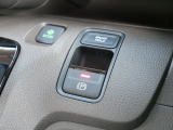 【電子制御パーキングブレーキ】スイッチ操作でパーキングブレーキをオン/オフ。発進時、運転席のシートベルトが着用されている時アクセルを踏めば自動的に解除されます。