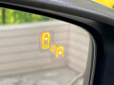 【ブラインドスポットモニタリング】レーダーにより隣車線の車両を検知。車両を検知した側の表示灯が点灯。車両を検知している側に車線変更をしようとした場合、ブザーと表示で危険をお知らせします。
