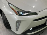 【LEDヘッドライト】悪天候や夜間走行時も良好な視界を確保し安心して運転できる高輝度LEDヘッドライトを装備!点灯速度が早く、消費電力も抑えられています。
