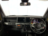 ダッシュボードは水平起用開放的な運転席周りとなっております
