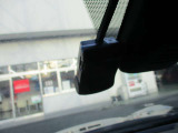 衝撃検知機能付きドライブレコーダーを装備しています♪万が一の事故時の記録を残すと共に、安全運転の意識も高まります!また旅行の思い出作りにも一役買いますね♪後側のドライブレコーダーの取り付けも承ります☆