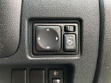 【電動格納ミラー】サイドミラーは電動格納式となっており、狭い駐車場でもキズがつくリスクを抑えられます。