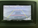 バックでの車庫入れも安心です! リアカメラが付いているバックモニター付のナビを装備しております。操作線もついており距離感も画面から確認できます。