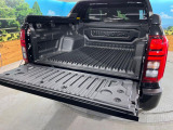 積み下ろしのしやすいデッキにはたっぷりと荷物を積み込んでいただけます。遊びから仕事まで、様々なシーンで頼れます♪