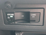 ETCユニットはグローブボックスの中に装着されています。こちらの車両はDSRC(ETC 2.0)に対応していますので、渋滞情報などリアルタイムでナビに反映されます。