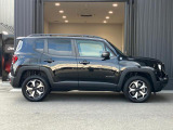 【ホイールアーチ】台形ホイールアーチはJeep伝統のデザインです。採用している理由は諸説ありますが、オフロードを走行する際にタイヤとボディが干渉しあわないよう配慮した作りにするためとなります。