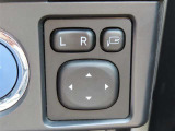 日本の駐車場は幅が広くないところが多くて、乗り降りが大変だったりしますよね。電動ミラーがあれば、室内でミラーをたためるので、駐車するときも便利ですね。
