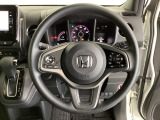 ハンドルにHondaセンシング系のクルーズコントロールやレーンキープアシストなどのスイッチと、オーディオの操作スイッチが装備されています。ハンドルから手を離さず安全に操作できます。