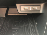 運転席中心部にタイプCのUSBソケットを2つ装備。スマートフォンの充電やApp Connectの通信が手軽に行えます。さらにワイヤレスチャージング機能も備えています。