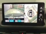 バックギアに入れますとご覧のような画像に自動的に切り替わります。車庫入れ時に役立ちます。
