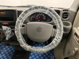【ハンドル回り】インテリアに合わせたデザインのステアリングは、運転される方のことも考え、運転しやすい形状、大きさです。ぜひ一度、実際に触ってお確かめください。