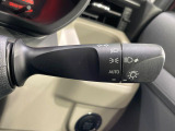 【オートライト】周りの明るさに応じて自動でヘッドライトの点灯・消灯ができる機能です!ライトの付け忘れ・消し忘れなどが無くなり、雨の日や夕方の走行も安心!トンネル通過時も便利ですね♪