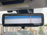 【スマートリヤビューミラー】後席の大きな荷物や同乗者で後方が確認しづらい時でも安心!カメラが撮影した車両後方の映像をルームミラー内に表示。クリアな視界で状況の確認が可能です!