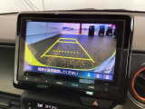 リバースギアに入れるだけで後方の表示へ切り替わります。夜間や雨の日の駐車も楽になりますよ。