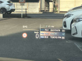 人気のヘッドアップディスプレイ!現在の車速、ナビゲーション・システムによるルート案内の矢印表示、チェック・コントロール、前車接近警告など、さまざまな情報をドライバーの視界内に直接表示いたします!