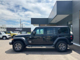 【ホイールアーチ】台形ホイールアーチはJeep伝統のデザインです。採用している理由は諸説ありますが、オフロードを走行する際にタイヤとボディが干渉しあわないよう配慮した作りにするためとなります。